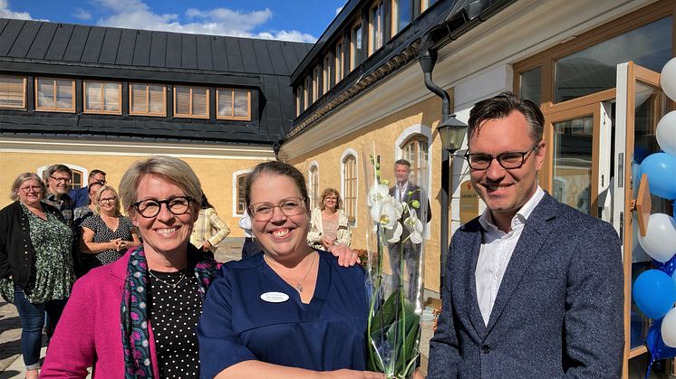 Eva Björkman, Pernilla Kadry och Lars Rådén (M) vid invigningen av Praktikertjänsts nya vårdnav i Upplands Väsby.
