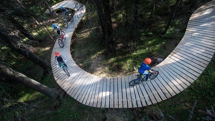 I dag, den 3. juni, feirer fjellturismeselskapet SkiStar ikke bare Sykkelens dag, men også at Skandinavias sykkelmekka, Trysil Bike Arena, fyller 10 år. 