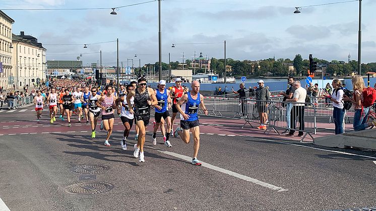 Löparna inledde loppet med att springa över den nya Guldbron vid Slussen.