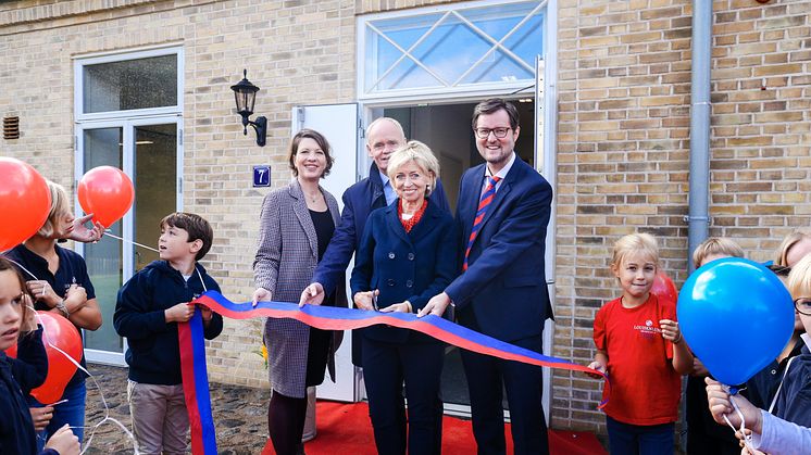 Ingeborg Prinzessin zu Schleswig-Holstein eröffnet gemeinsam mit der Leiterin der Grundschule, Claudia Hoeschen, Architekt Gregor Sunder-Plassmann (2 v.l.) und dem Leiter der Stiftung Louisenlund, Dr. Peter Rösner, das neue Grundschulgebäude ein.