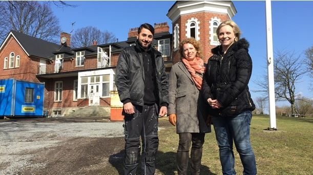 BoKloks Etik- och mångfaldsansvarig Ewa Magnusson tillsammans med Lena Friblick, stiftelsen Botildenborg, och Botildenborg-praktikanten Basel Habash. Foto: Victor Pandurescu/SR