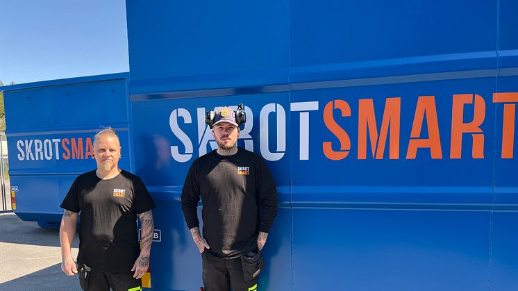 Jonas och Thomas välkomnar alla med sommarskrot på Värmdös nya metallåtervinning. SkrotSmart har nu öppnat sin 15:e anläggning i Sverige.