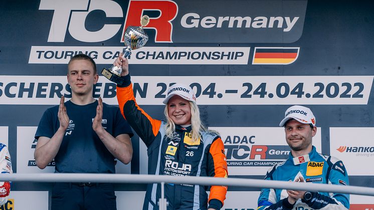 Jessica Bäckman on top of the podium. Photo: MameMedia (Free rights to use images)