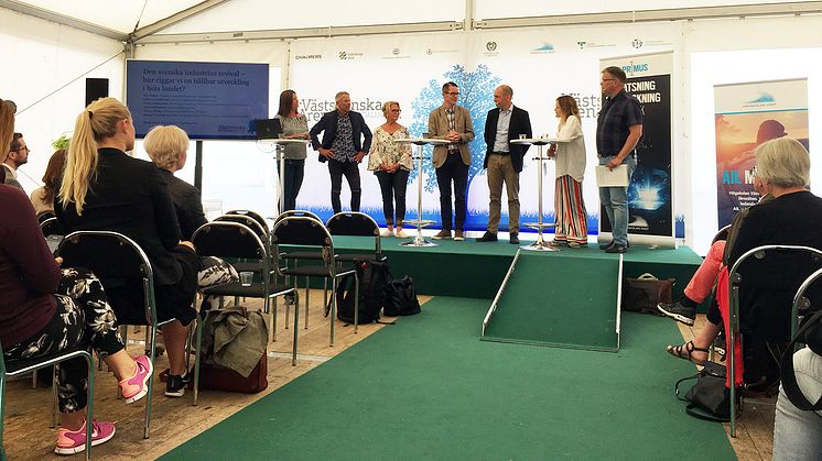 Från vänster: Maria Derner, moderator. Per Nylén, professor på Högskolan Väst. Ulrika Lundh Snis, forskare Högskolan Väst. Lars Hjälmered, riksdagsledamot (M). Hannes Carl Borg, GKN. Frida Andersson, Teknikföretagen. Tomas With, IF Metall