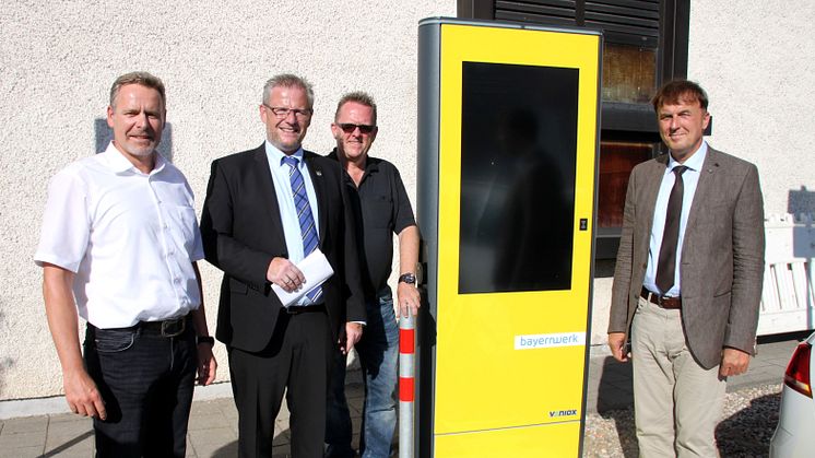 Frank Hayder vom Bayernwerk, Oberbürgermeister Andreas Feller, Reiner Debernitz, Geschäftsleiter Globus Warenhaus, und Bayernwerk-Regionalleiter Martin Hanner (v.l.).