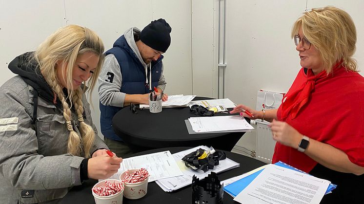 Nyinflyttade Johan och Emma-Sophia Eliases får nycklarna till sin nya lägenhet av Riksbyggens Catarina Tenor