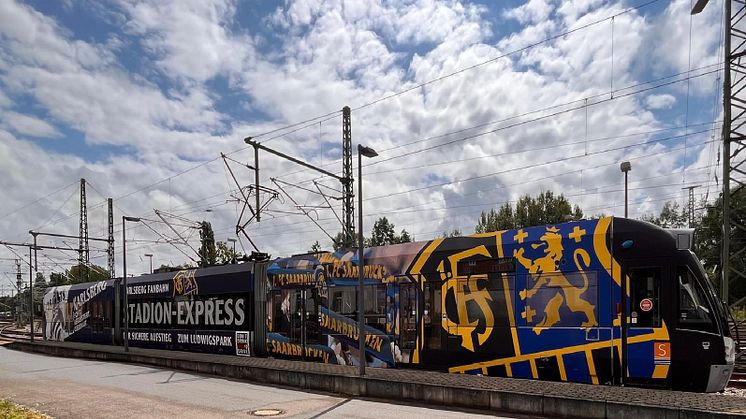 Mit dem neuen Stadion-Express machen sich der 1. FC Saarbrücken und die Karlsberg Brauerei stark für eine sichere An- und Abreise. Foto: Karlsberg