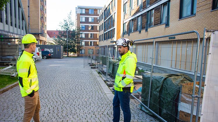 NYE STUDENTBOLIGER: SiO bygger nye boliger i det som tidligere var postrom og sykkelrom på Bjølsen Studentby. (F.v.) Prosjektleder fra SiO, Stian Bratli og Shahab Mazar, KM-HMS-leder fra Varden Entrepenør. 