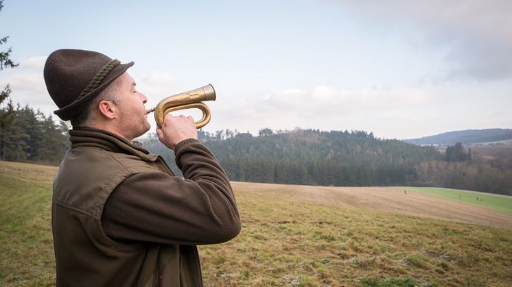 Traditionelle Lieder gehören zur Gemeinschaft der Jäger dazu. 