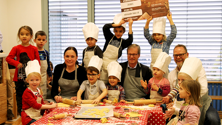 Hier freuen sich alle über die Spende von 20.000 Euro: Kinder mit und ohne Behinderung der Einrichtung „miteinander leben e.V.“ gemeinsam mit (v.l.n.r.) Daniela Büchel (REWE), Armin v. Buttlar (Aktion Mensch) sowie Marc Haine (miteinander leben e.V.)