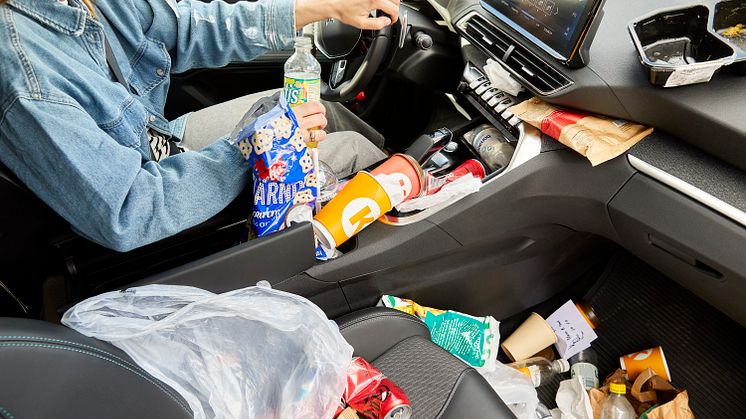 Nästan varannan svensk bilist uppger att de bara städar insidan av bilen en gång per halvå