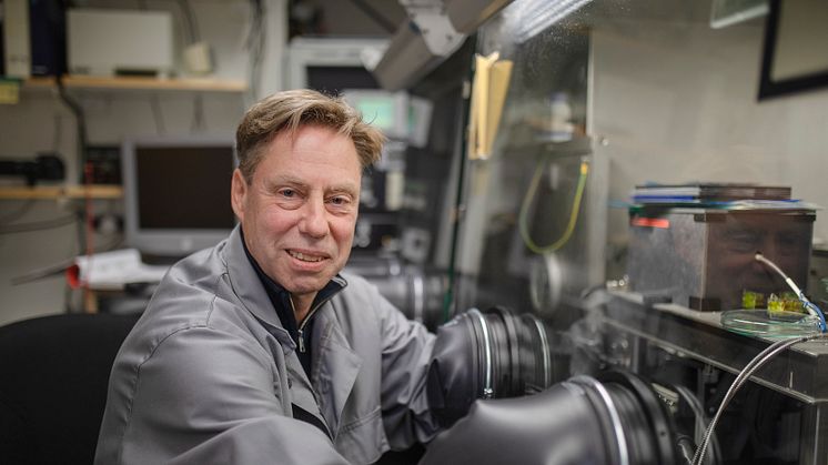 När stora delar av forskarvärlden intresserat sig för andra saker, har Ludvig Edman och hans kollegor hållit sig kvar vid sin grundforskning om LEC. Nu belönas han med prestigefyllda ERC Advanced Grant för sitt arbete. Foto: Mattias Pettersson