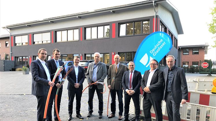 V.l. Deutsche Glasfaser Geschäftsführer Stephan Zimmermann, Bürgermeister Tobias Stockhoff, Gunther Schwab (DG), Arno Schade und Josef Hadick von der Wirtschaftsförderung, Mehmed Gül (DG), Ivo Tanke (DG) und Jürgen Elvermann (Elvermann GmbH).