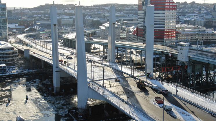 Nu pågår förberedelserna för fullt inför öppningen i maj, då Hisingsbron kan börja trafikeras av gående, cyklister, bilar och bussar. Bild: Max Hjalmarsson