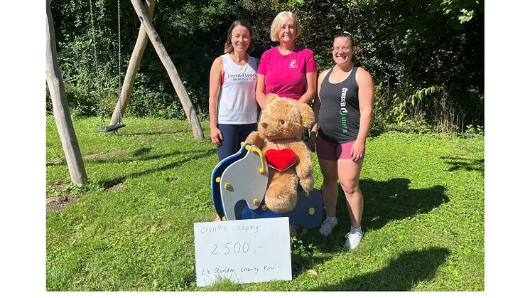 Ulrike Mendler, Elvira Wegner vom Kinderhospiz und Simone Haber﻿ präsentieren stolz den Spendenscheck