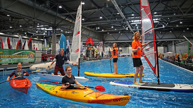 Ena Prorrmann, Oliver Ochse, Lena Gravenhorst, Lara-Sophie Riggert und Rasmus Angenendt (v.l.) präsentieren zahlreiche Wassersportarten auf der Beach and Boat Messe Leipzig - Foto: Sarah Stollberg