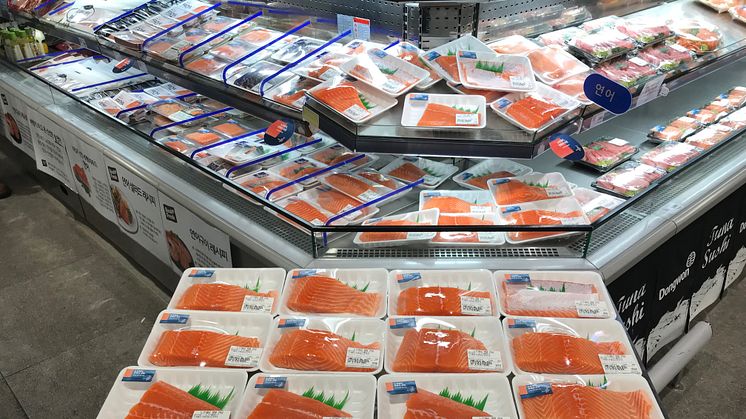 Norsk laks i fiskedisken på supermarked i Seoul