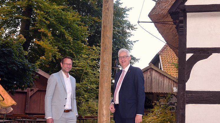 Avacon Technik-Vorstand Rainer Schmittdiel gemeinsam mit Landrat Cord Bockhop vor dem Kreismuseum Syke 