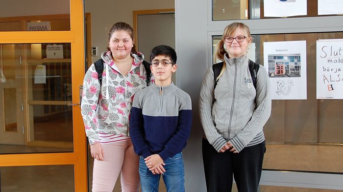 Bild: Skövde kommun. Lisa Fredh, Cherbil Bahnan och Robin Frisen ser fram emot att ha lektioner på lördag för att visa yngre elever hur det är att gå i sjuan på Rydskolan. 