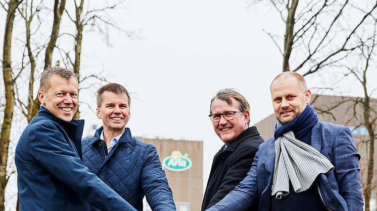 Stern Johansen, Direktor beim Bauunternehmen KG Hansen; Bjørn Jepsen, dänischer Landwirt und Mitglied des Arla Aufsichtsrates; Hans Østergaard, Bürgermeister der Kommune Ringkøbing-Skjern & Niels Østergaard, Vice President R&D, Arla Foods Ingredients