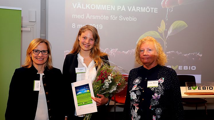 Elin Ledskog från Againity, (mitten) har tilldelats Jan häckners bioenergipris 2019 tillsammans med David Frykerås. Priset överlämnades av Cecilia Häckner (till höger), dotter till Jan Häckner och Karin Medin (till vänster), ordförande i  Svebio.