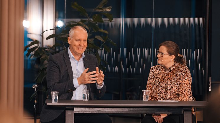 Thorfinn Hansen, CEO i Simployer i dialog med HR direktør Vibeke Reiling i Fürst. Foto: Oda Hveem/Ferd