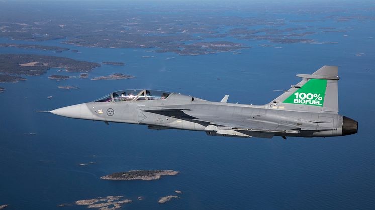 I mars 2017 genomförde en Gripen C/D med RM12-motor en lyckad flygning med 100% förnybart bränsle. Foto: Saab AB