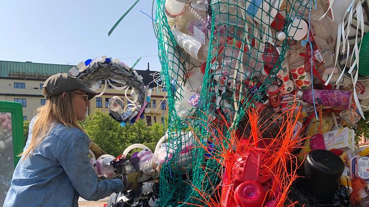 Det stora plastsjömonstret tar form på Järntorget i Örebro.