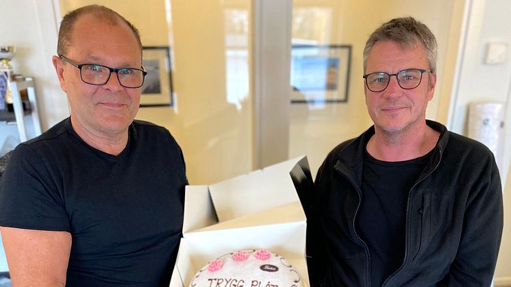 Husby takplåtslageri i Eskilstuna blev nyligen det 150:e företaget som blev auktoriserade enligt Trygg plåt. Micke Johansson och Lars Lundgren, hyllades med gratulationer och en tårta.