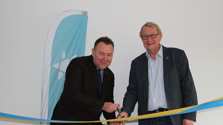Eidars vd Urban Blom klipper invigningsbandet tillsammans med kommunstyrelsens ordförande Paul Åkerlund. 