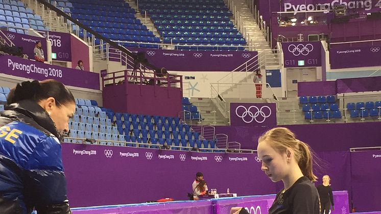 Anita Östlund tillsammans med tränaren Andrea Dohány, på palts i arenan i Peyongchang.