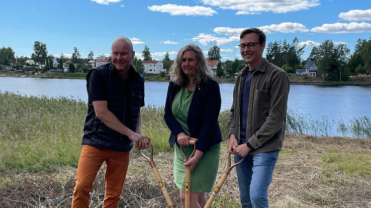 Henrik Lander, (C), ordförande i teknik- och fastighetsförvaltningen, Monika Bubholz, (MP), kommunalråd och Alexander Torin, (M), kommunalråd tar första spadtaget för den nya gång- och cykelbron.