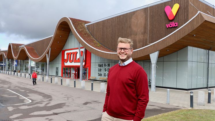 John Erup, teknisk förvaltare på Väla, arbetar med att certifiera handelsplatsens samtliga byggnader som Miljöbyggnad. Målet är att nå certifieringsnivån Guld på så många av byggnaderna som möjligt, en nivå som byggnaden Väla Park kan stoltsera med.