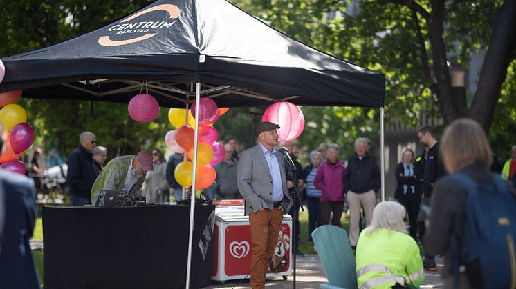 Henrik Lander, ordförande i teknik- och fastighetsnämnden, inledde invigningen med ett tal och sedan startade beachpartyt. Fotograf: iselinphotography 