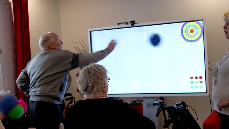 På en touchskärm visades ett dataspel som styrs genom att spelaren rör sig på olika sätt på en stol utrustad med sensorer. Ett av momenten handlar om att på tid kasta bollar mot olika mål på skärmen, något som väckte stor entusiasm.