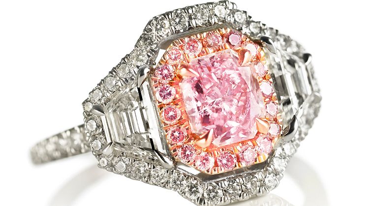An important diamond ring set with a natural fancy pink diamond weighing app. 1.05 ct. and fancy pink and white diamonds, mounted in 18k pink and white gold. Estimate: € 67,000-80,500 (DKK 500,000-600,000)