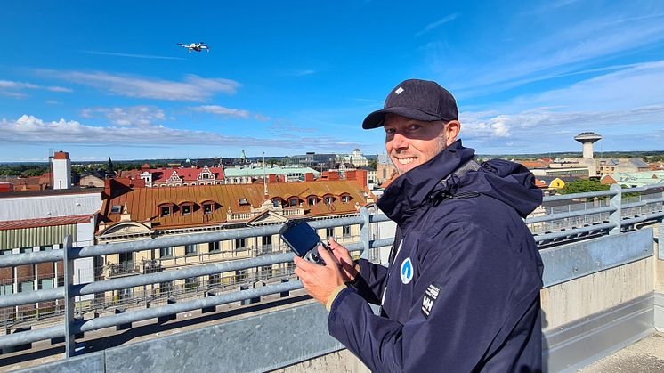 Mikael Rönndahl på ABK besiktigar tak i centrala Kristianstad