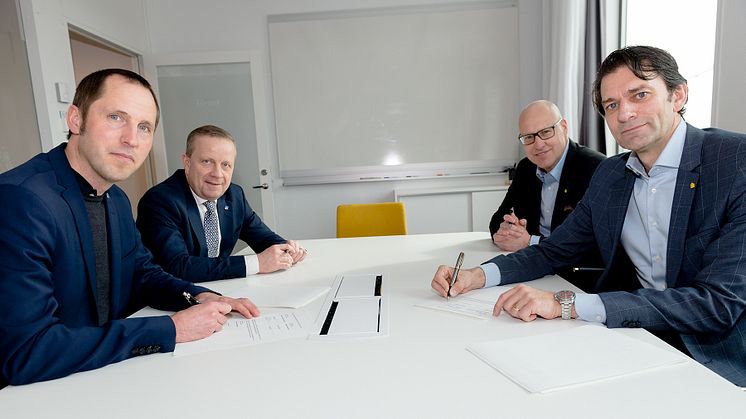 Från vänster Uppsala kommun: Erik Pelling, kommunstyrelsens ordförande, Fredrik Ahlstedt, kommunstyrelsens vice ordförande. Från höger Bonnier Fastigheter: Tomas Hermansson, vd , Björn Boestad, Transaktionsansvarig. Fotograf: Niklas Lundengård