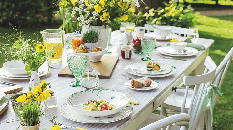 Les perce-neige et les papillons souhaitent la bienvenue au printemps - Colourful Spring : une vaisselle printanière au décor en filigrane