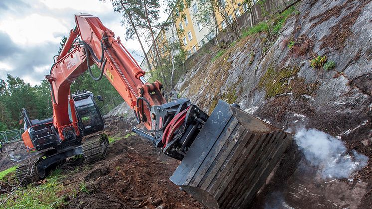 Hitachi ZX300LC-6 i arbetet med bergavtäckning utanför Stockholm. Foto Mats Thorner.