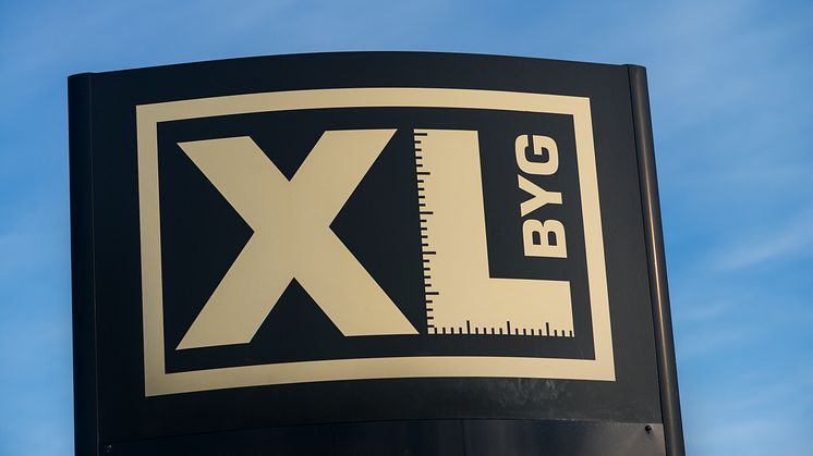 XL-BYG skilt med blå himmel i baggrunden