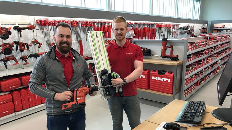 Jan Åge Kristiansen (t.v.) og Esben Nilsen viser stolt frem den nye butikken i Harstad og hvert sitt produkt fra henholdsvis Hilti og Festool.