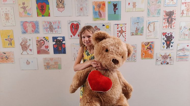Malena Schultheiß übergab die Spende mit ihrem Vater im Kinderhospiz Bärenherz
