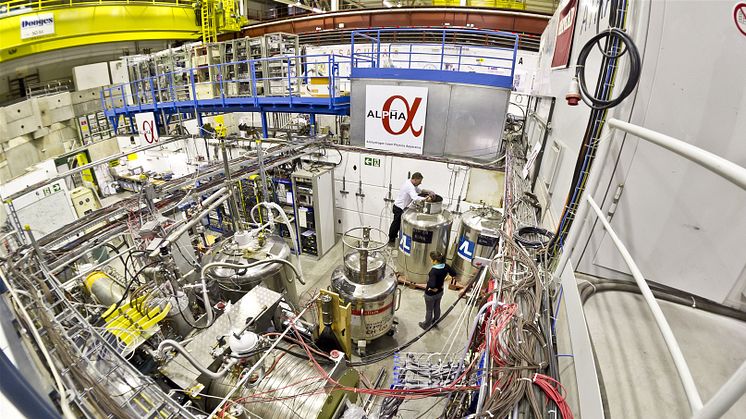 Einsteins gravitationsteori testas på antimateria