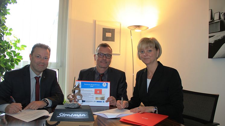 Foto (v.l.n.r.): André Leonhardt (Bereichsleiter Vorstandsstab Erzgebirgssparkasse) , Jens Römling (Bereich Vorstandsstab Erzgebirgssparkasse), Veronika Hiebl ( Geschäftsführerin Tourismusverband Erzgebirge e.V.) 