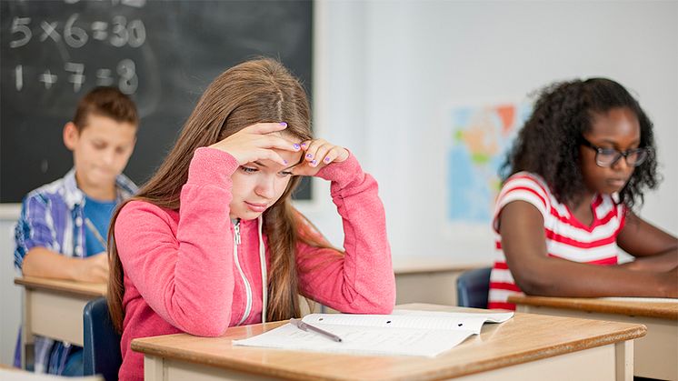 Barn som har ett synfel klagar ofta på huvudvärk över pannan.