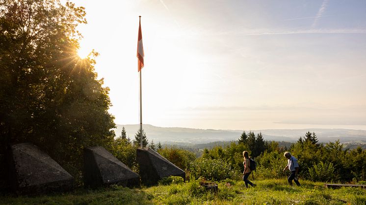Wanderer in Nyon, Waadtland (c) Schweiz Tourismus, Dominik Baur