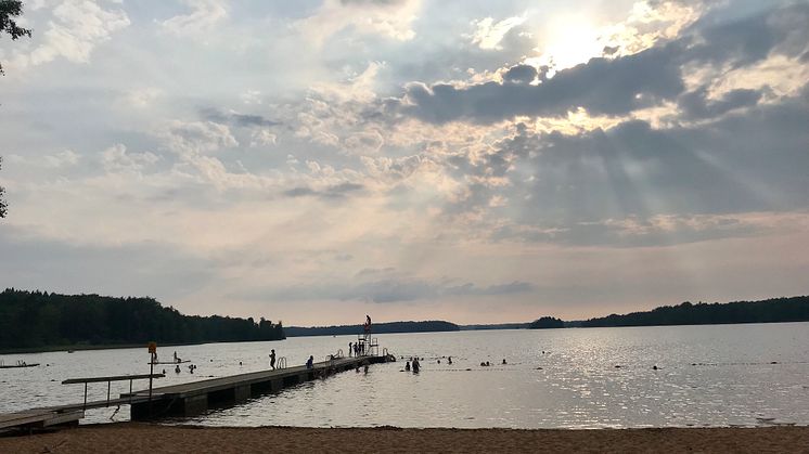 Lursjön i Hästveda har en välbesökt badplats där naturvärdarna till exempel kan hjälpa till vid parkeringen. Foto: Magnus Lindstrand