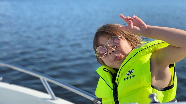 Øjnene har ligesom huden brug for solbeskyttelse. Det er især vigtigt at beskytte børns øjne mod de stærke UV-stråler.