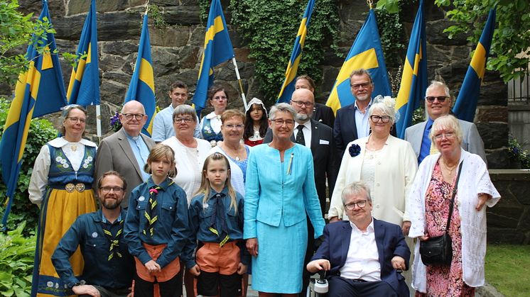 Föreningar inom olika områden gör viktiga insatser så att alla personer i vårt samhälle kan leva på lika villkor. På nationaldagen fick åtta föreningar fanor på residenset i Göteborg.